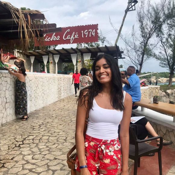 Meet your Posher, Farrah - Picture 1 of 1